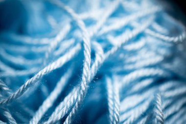 Seçici mavi ve bulanık örgü iplikleriyle aşırı yakın plan..