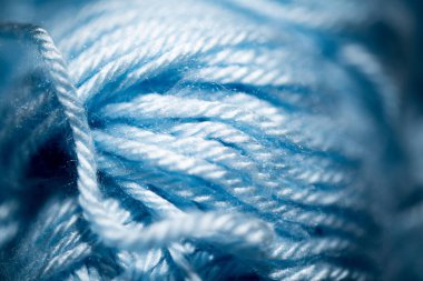 Seçici mavi ve bulanık örgü iplikleriyle aşırı yakın plan..