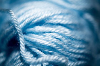 Seçici mavi ve bulanık örgü iplikleriyle aşırı yakın plan..