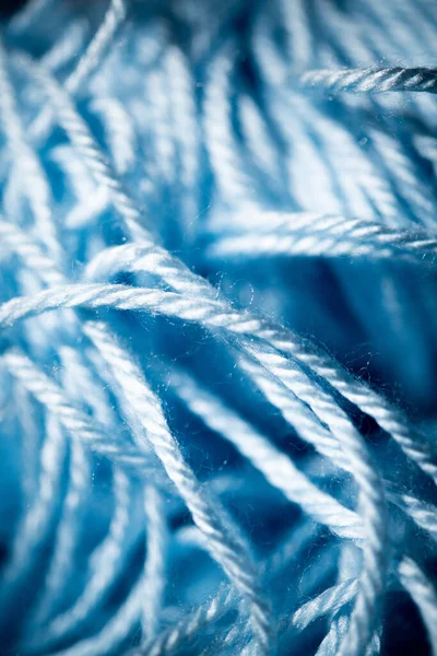 Close Extremo Com Foco Seletivo Fios Crochê Empacotados Azul Difuso — Fotografia de Stock