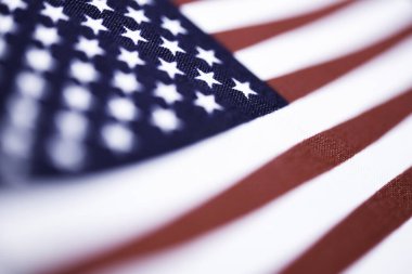Seçici odaklı, geniş kumaş üzerinde küçük bir Amerikan bayrağı olan bir makro çekim..