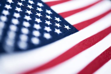 Seçici odaklı, geniş kumaş üzerinde küçük bir Amerikan bayrağı olan bir makro çekim..