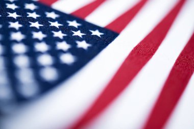 Seçici odaklı, geniş kumaş üzerinde küçük bir Amerikan bayrağı olan bir makro çekim..