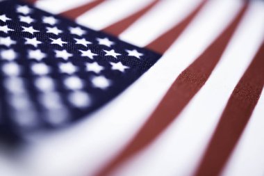 Seçici odaklı, geniş kumaş üzerinde küçük bir Amerikan bayrağı olan bir makro çekim..
