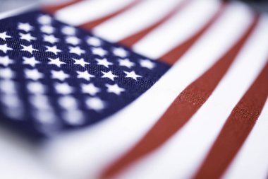 Seçici odaklı, geniş kumaş üzerinde küçük bir Amerikan bayrağı olan bir makro çekim..