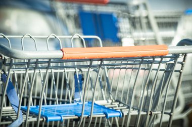 Bir marketin otoparkındaki alışveriş arabasının yakın plan fotoğrafı..