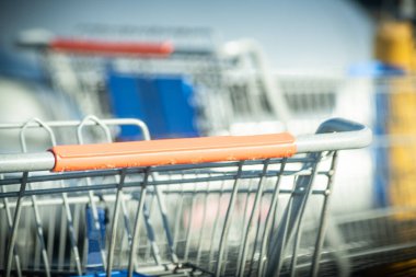 Bir marketin otoparkındaki alışveriş arabasının yakın plan fotoğrafı..