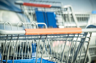 Bir marketin otoparkındaki alışveriş arabasının yakın plan fotoğrafı..