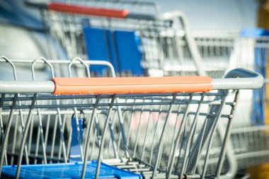 Bir marketin otoparkındaki alışveriş arabasının yakın plan fotoğrafı..