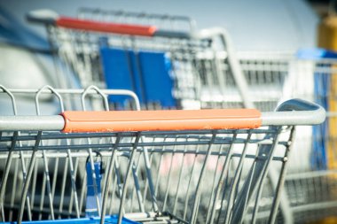 Bir marketin otoparkındaki alışveriş arabasının yakın plan fotoğrafı..