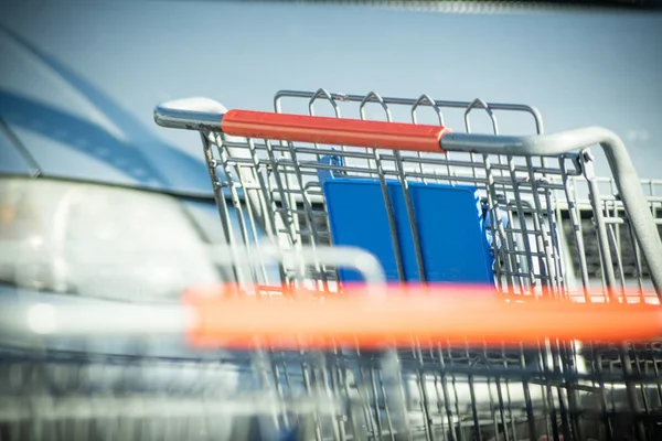 Primo Piano Carrello Della Spesa Nel Parcheggio Negozio Alimentari — Foto Stock