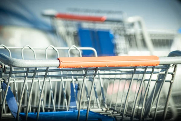 Primo Piano Carrello Della Spesa Nel Parcheggio Negozio Alimentari — Foto Stock