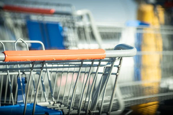 Primo Piano Carrello Della Spesa Nel Parcheggio Negozio Alimentari — Foto Stock