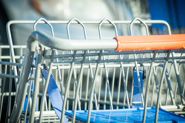 Primo Piano Carrello Della Spesa Nel Parcheggio Negozio Alimentari — Foto Stock