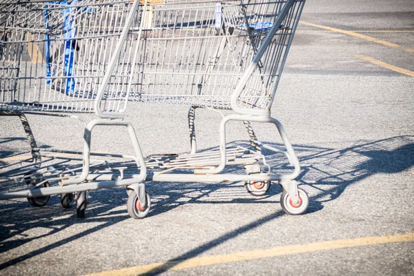 Primo Piano Carrello Della Spesa Nel Parcheggio Negozio Alimentari — Foto Stock