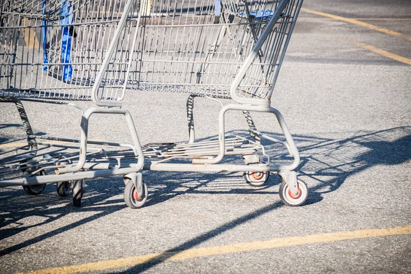 Primer Plano Carrito Compras Estacionamiento Una Tienda Comestibles — Foto de Stock