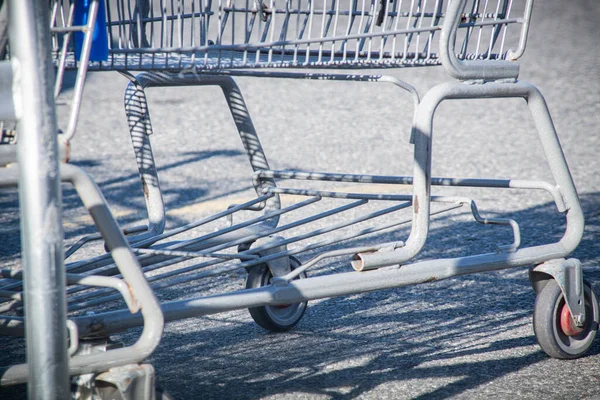 Primo Piano Carrello Della Spesa Nel Parcheggio Negozio Alimentari — Foto Stock