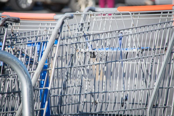 Primo Piano Carrello Della Spesa Nel Parcheggio Negozio Alimentari — Foto Stock