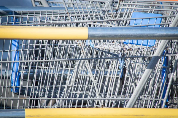 Primo Piano Carrello Della Spesa Nel Parcheggio Negozio Alimentari — Foto Stock