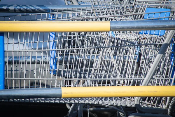 Primo Piano Carrello Della Spesa Nel Parcheggio Negozio Alimentari — Foto Stock