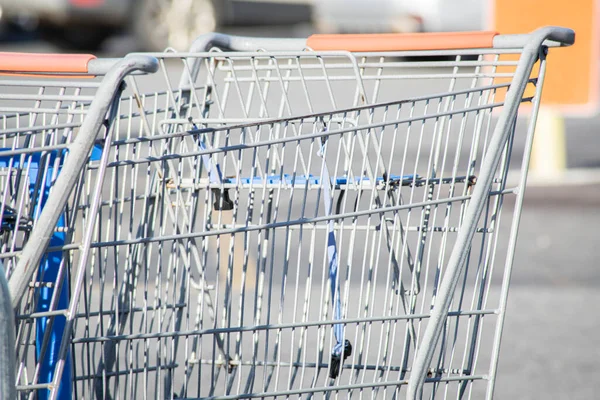 Primo Piano Carrello Della Spesa Nel Parcheggio Negozio Alimentari — Foto Stock