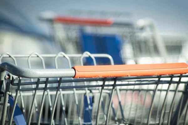 Primo Piano Carrello Della Spesa Nel Parcheggio Negozio Alimentari — Foto Stock