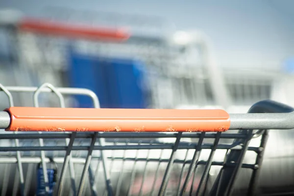 Primo Piano Carrello Della Spesa Nel Parcheggio Negozio Alimentari — Foto Stock