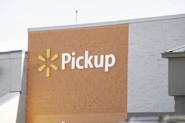 Vidalia, Gürcistan, ABD - 6 Mayıs 2021: Walmart 'ın mağaza vitrinlerinin bir bölümündeki alım servisi.