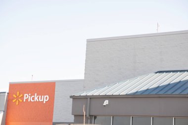 Vidalia, Gürcistan, ABD - 6 Mayıs 2021: Walmart 'ın mağaza vitrinlerinin bir bölümündeki alım servisi.