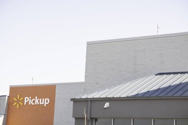 Vidalia, Gürcistan, ABD - 6 Mayıs 2021: Walmart 'ın mağaza vitrinlerinin bir bölümündeki alım servisi.
