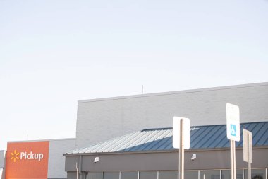Vidalia, Gürcistan, ABD - 6 Mayıs 2021: Walmart 'ın mağaza vitrinlerinin bir bölümündeki alım servisi.