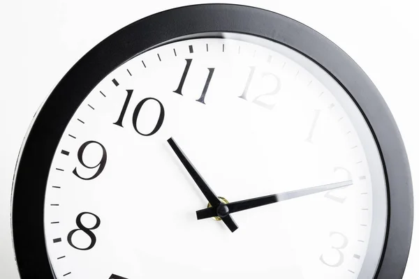 Eski, kirli, kırılmış ve atılmış plastik duvar saatinin yaratıcı bir makro görüntüsü..