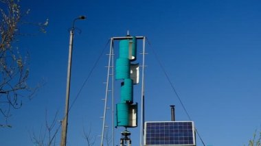 Özel sektörde rüzgar jeneratörü. Yel değirmeni, yetenekli bir mühendisin ürünü. Kendi ihtiyaçları için elektrik üretimi. Şimdiki üretim için çelik varillerin mühendislik yapısı. İyi günler. Rusya.