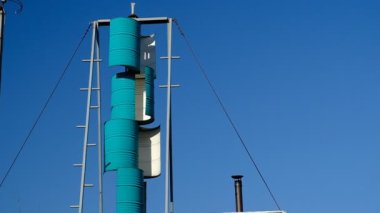 Özel sektörde rüzgar jeneratörü. Yel değirmeni, yetenekli bir mühendisin ürünü. Kendi ihtiyaçları için elektrik üretimi. Şimdiki üretim için çelik varillerin mühendislik yapısı. İyi günler. Rusya.