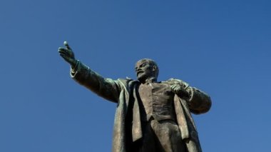 Dünya proletaryası lideri Vladimir Ilyich Lenin. St. Petersburg 'daki anıt. Mavi gökyüzüne uzanmış bir eli olan bir adamın heykeli. Bahar günü.