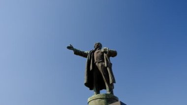 Dünya proletaryası lideri Vladimir Ilyich Lenin. St. Petersburg 'daki anıt. Mavi gökyüzüne uzanmış bir eli olan bir adamın heykeli. Bahar günü.