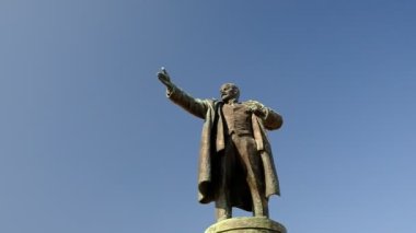 Dünya proletaryası lideri Vladimir Ilyich Lenin. St. Petersburg 'daki anıt. Mavi gökyüzüne uzanmış bir eli olan bir adamın heykeli. Bahar günü.