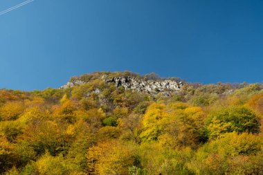 Bulutlardaki dağlara bakan bir panorama. Kafkas Dağları 'nın manzarası. Düş! Georgia Günü.