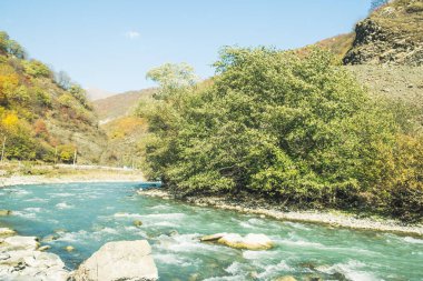 Bulutlardaki dağlara bakan bir panorama. Kafkas Dağları 'nın manzarası. Düş! Georgia Günü.