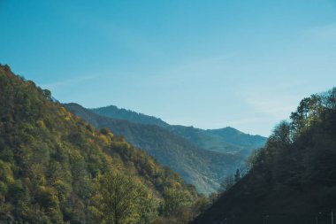 Bulutlardaki dağlara bakan bir panorama. Kafkas Dağları 'nın manzarası. Düş! Georgia Günü.