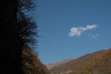 Bulutlardaki dağlara bakan bir panorama. Kafkas Dağları 'nın manzarası. Düş! Georgia Günü.