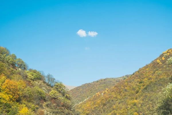 Bulutlardaki dağlara bakan bir panorama. Kafkas Dağları 'nın manzarası. Düş! Georgia Günü.