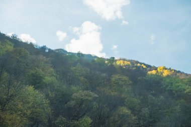 Bulutlardaki dağlara bakan bir panorama. Kafkas Dağları 'nın manzarası. Düş! Georgia Günü.