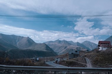 Bulutlardaki dağlara bakan bir panorama. Kafkas Dağları 'nın manzarası. Düş! Georgia Günü.