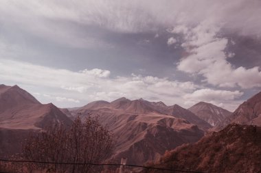 Bulutlardaki dağların manzaralı Marsya manzarası. Kafkas Dağları 'nın manzarası. Düş! Georgia Günü.