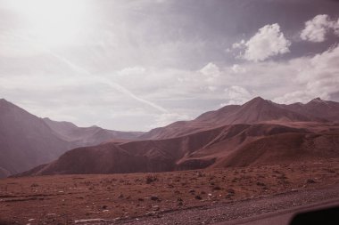 Bulutlardaki dağlara bakan bir panorama. Kafkas Dağları 'nın manzarası. Düş! Georgia Günü.