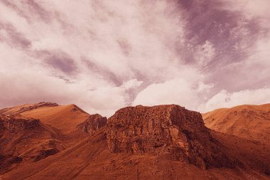 Bulutlardaki dağların manzaralı Marsya manzarası. Kafkas Dağları 'nın manzarası. Düş! Georgia Günü.