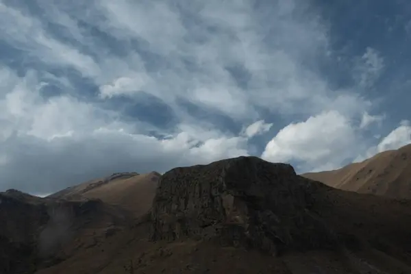 Panorama Com Vista Para Montanhas Nas Nuvens Paisagem Das Montanhas — Fotografia de Stock