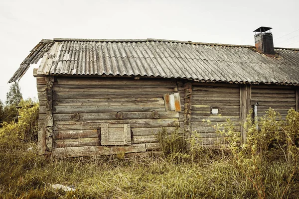 Ένα Παλιό Εγκαταλελειμμένο Σπίτι Κορμών Ερημωμένο Χωριό Στη Ρωσία Μια — Φωτογραφία Αρχείου