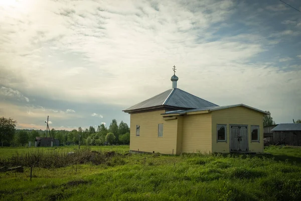 Пейзаж Часовней Небольшая Православная Церковь Деревне Церковь Зеленой Траве Карелия — стоковое фото
